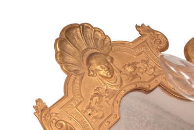 Paire d'appliques &agrave; une lumi&egrave;re en bronze avec miroir, France, 19&egrave;me/20&egrave;me si&egrave;cle