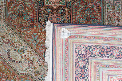Tapis oriental de type Qom (Qum/Ghom) en soie &agrave; d&eacute;cor floral, deuxi&egrave;me moiti&eacute; du 20&egrave;me si&egrave;cle