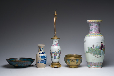 Collection vari&eacute;e en porcelaine, &eacute;maux cloisonn&eacute;s et bronze, Chine, 19&egrave;me/20&egrave;me si&egrave;cle