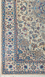 Tapis oriental de type Nain &agrave; d&eacute;cor floral, laine et soie sur coton, deuxi&egrave;me moiti&eacute; du 20&egrave;me si&egrave;cle