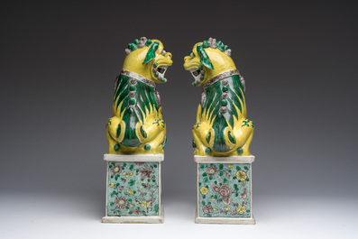 Paire de mod&egrave;les de lions bouddhistes en biscuit &eacute;maille verte, Chine, 19&egrave;me si&egrave;cle