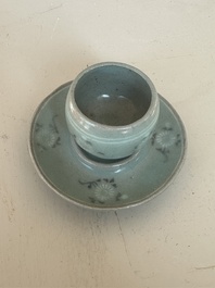Een Koreaanse ingelegde coladon-geglazuurde kop op onderschotel, wellicht Goryeo, 13/14de eeuw