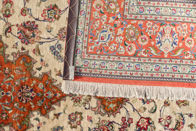 Tapis oriental de type Qom (Qum/Ghom) en soie &agrave; d&eacute;cor floral, deuxi&egrave;me moiti&eacute; du 20&egrave;me si&egrave;cle