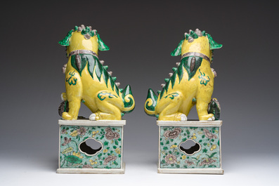 Paire de mod&egrave;les de lions bouddhistes en biscuit &eacute;maille verte, Chine, 19&egrave;me si&egrave;cle