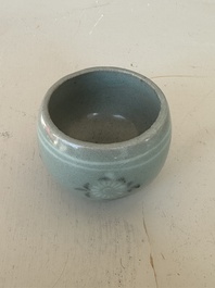 Een Koreaanse ingelegde coladon-geglazuurde kop op onderschotel, wellicht Goryeo, 13/14de eeuw