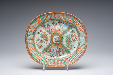 Trois vases en porcelaine de Chine famille rose &agrave; d&eacute;cor de dames et d'enfants dans un jardin et un vase et un plat de Canton, 19&egrave;me/20&egrave;me si&egrave;cle