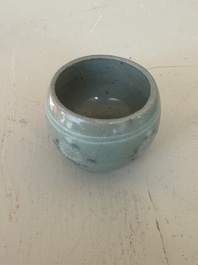 Een Koreaanse ingelegde coladon-geglazuurde kop op onderschotel, wellicht Goryeo, 13/14de eeuw