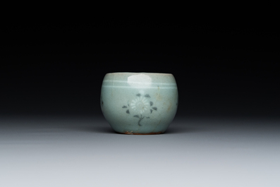 Een Koreaanse ingelegde coladon-geglazuurde kop op onderschotel, wellicht Goryeo, 13/14de eeuw