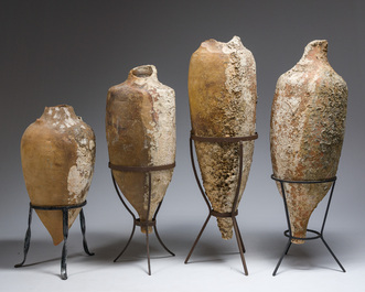 Quatre amphores &agrave; huile en terre cuite, &eacute;poque romaine, 1er-3&egrave;me si&egrave;cle