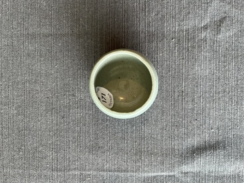 Een Koreaanse ingelegde coladon-geglazuurde kop op onderschotel, wellicht Goryeo, 13/14de eeuw