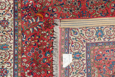Tapis oriental de type Sarouk &agrave; d&eacute;cor floral, laine sur coton, milieu du 20&egrave;me si&egrave;cle