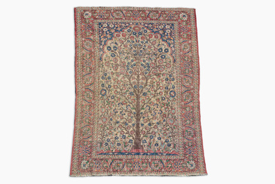 Tapis oriental de type Isphahan &agrave; d&eacute;cor d'arbre de vie, laine sur coton, premi&egrave;re moiti&eacute; du 20&egrave;me si&egrave;cle