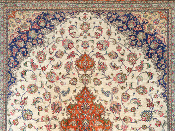 Tapis oriental de type Qom (Qum/Ghom) en soie &agrave; d&eacute;cor floral, deuxi&egrave;me moiti&eacute; du 20&egrave;me si&egrave;cle