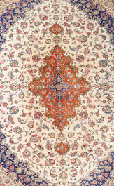 Tapis oriental de type Qom (Qum/Ghom) en soie &agrave; d&eacute;cor floral, deuxi&egrave;me moiti&eacute; du 20&egrave;me si&egrave;cle