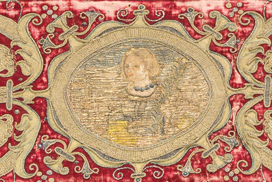 Deux panneaux brod&eacute;s &agrave; fil dor&eacute; sur velours rouge, 16&egrave;me/17&egrave;me si&egrave;cle