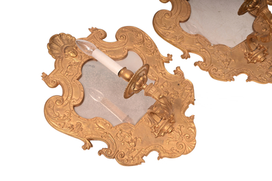 Paire d'appliques &agrave; une lumi&egrave;re en bronze avec miroir, France, 19&egrave;me/20&egrave;me si&egrave;cle