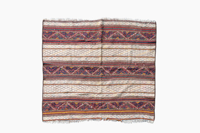 Tapis oriental de type Kelim (Kilim) Qashqai &agrave; d&eacute;cor g&eacute;om&eacute;trique, vers 1900