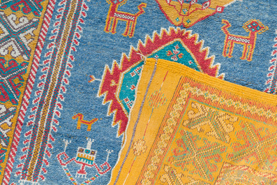 Tapis en laine &agrave; d&eacute;cor g&eacute;om&eacute;trique, la Turquie, 20&egrave;me si&egrave;cle