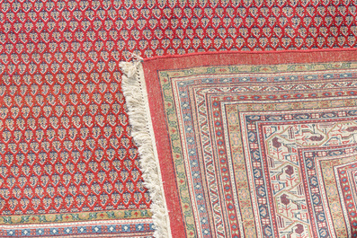 Tapis oriental de type Sarouk Mir &agrave; d&eacute;cor floral, laine sur coton, 20&egrave;me si&egrave;cle