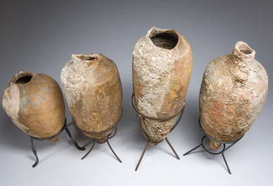 Quatre amphores &agrave; huile en terre cuite, &eacute;poque romaine, 1er-3&egrave;me si&egrave;cle