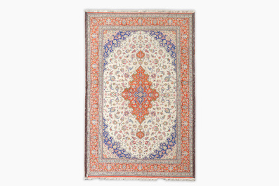 Tapis oriental de type Qom (Qum/Ghom) en soie &agrave; d&eacute;cor floral, deuxi&egrave;me moiti&eacute; du 20&egrave;me si&egrave;cle