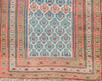 Long tapis en laine &agrave; d&eacute;cor floral, probablement kurde, milieu du 20&egrave;me si&egrave;cle