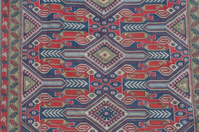 Tapis oriental de type Saroukh en laine &agrave; d&eacute;cor floral g&eacute;om&eacute;trique, troisi&egrave;me quart du 20&egrave;me si&egrave;cle