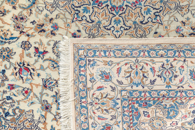 Tapis oriental de type Nain &agrave; d&eacute;cor floral, laine et soie sur coton, deuxi&egrave;me moiti&eacute; du 20&egrave;me si&egrave;cle