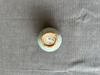 Een Koreaanse ingelegde coladon-geglazuurde kop op onderschotel, wellicht Goryeo, 13/14de eeuw
