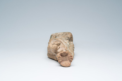 Vierge &agrave; l'Enfant de style n&eacute;o-gothique en pierre &agrave; traces de polychromie, France, 19&egrave;me si&egrave;cle