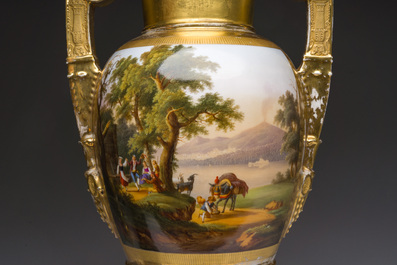 Paire de beaux vases Empire en porcelaine de Paris dor&eacute;e et polychrome &agrave; d&eacute;cor de paysages anim&eacute;s, France, premi&egrave;re moiti&eacute; du 19&egrave;me si&egrave;cle