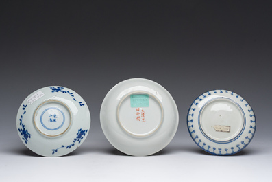 Collection vari&eacute;e de tasses et soucoupes en porcelaine de Chine en bleu et blanc et famille rose, Kangxi et post&eacute;rieur