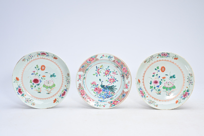 Huit assiettes en porcelaine de Chine famille rose &agrave; d&eacute;cor floral, Yongzheng/Qianlong