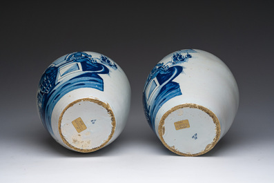 Paire de pots &agrave; tabac en fa&iuml;ence de Delft bleu et blanc &agrave; d&eacute;cor d'Indiens aux couvercles en laiton, 18&egrave;me si&egrave;cle
