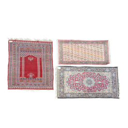Trois tapis orientaux diff&eacute;rents &agrave; d&eacute;cor floral et d'int&eacute;rieur d'une mosqu&eacute;e, laine et coton, 20&egrave;me si&egrave;cle