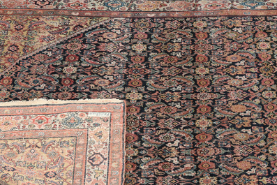 Quatre tapis orientaux diff&eacute;rents, laine sur coton, 20&egrave;me si&egrave;cle