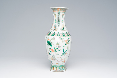 Vase en porcelaine de Chine famille verte &agrave; d&eacute;cor d'oiseaux et d'insects parmi des branches fleuries, marque de Kangxi, 19&egrave;me si&egrave;cle