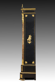 Een Franse Napoleon III-stijl ge&euml;boniseerd houten &eacute;&eacute;ndeursvitrine met verguld bronzen monturen en inlegwerk in koper en schildpad, 19de/20ste eeuw