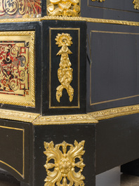 Een Franse Napoleon III-stijl ge&euml;boniseerd houten &eacute;&eacute;ndeursvitrine met verguld bronzen monturen en inlegwerk in koper en schildpad, 19de/20ste eeuw