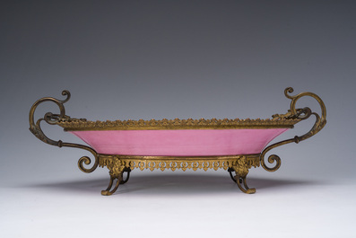 Plat ovale en S&egrave;vres 'Rose Pompadour' &agrave; d&eacute;cor d'une sc&egrave;ne anim&eacute;e sign&eacute; Corbiers, Ch&acirc;teau des Tuileries, France, 19&egrave;me si&egrave;cle