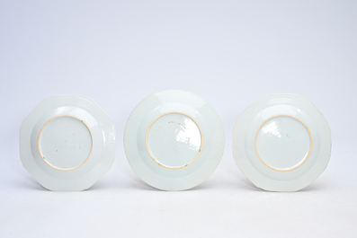 Huit assiettes en porcelaine de Chine famille rose &agrave; d&eacute;cor floral, Yongzheng/Qianlong