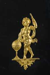 Een Franse Napoleon III-stijl ge&euml;boniseerd houten &eacute;&eacute;ndeursvitrine met verguld bronzen monturen en inlegwerk in koper en schildpad, 19de/20ste eeuw