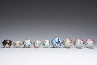 Collection vari&eacute;e de tasses et soucoupes en porcelaine de Chine en bleu et blanc et famille rose, Kangxi et post&eacute;rieur