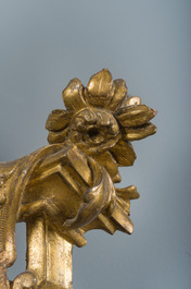 Paire d'impressionnants miroirs v&eacute;nitiens en bois dor&eacute; surmont&eacute;s d'un mascaron et &agrave; trois lumi&egrave;res, Italie, 18&egrave;me si&egrave;cle