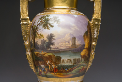 Paire de beaux vases Empire en porcelaine de Paris dor&eacute;e et polychrome &agrave; d&eacute;cor de paysages anim&eacute;s, France, premi&egrave;re moiti&eacute; du 19&egrave;me si&egrave;cle