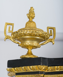 Een Franse Napoleon III-stijl ge&euml;boniseerd houten &eacute;&eacute;ndeursvitrine met verguld bronzen monturen en inlegwerk in koper en schildpad, 19de/20ste eeuw