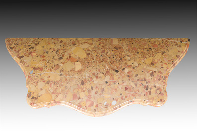 Paire de consoles en bois finement sculpt&eacute; et dor&eacute; aux dessus en marbre, France, 18&egrave;me si&egrave;cle