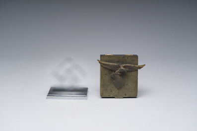 Grande collection de souvenirs nazis, notamment un pupitre, des insignes, etc. 20&egrave;me si&egrave;cle