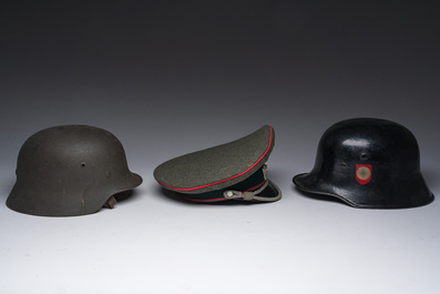 Trois coiffes diff&eacute;rentes avec des symboles nazis, e.a. une croix gamm&eacute;e (svastika), Allemagne, 20&egrave;me si&egrave;cle