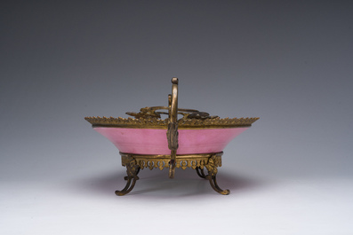 Plat ovale en S&egrave;vres 'Rose Pompadour' &agrave; d&eacute;cor d'une sc&egrave;ne anim&eacute;e sign&eacute; Corbiers, Ch&acirc;teau des Tuileries, France, 19&egrave;me si&egrave;cle